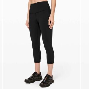 Lululemon Wunder Under Crop (High-Rise) *Full-On Luon 21"
Black size 4